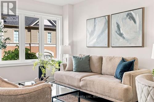 2607 Magdalen Path W, Oshawa (Windfields), ON - Indoor Photo Showing Living Room