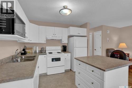 4926 Marigold Drive, Regina, SK - Indoor Photo Showing Kitchen With Double Sink