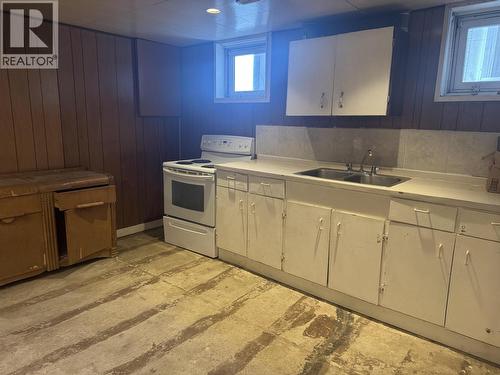 20 Kerry Crescent, Mackenzie, BC - Indoor Photo Showing Kitchen With Double Sink