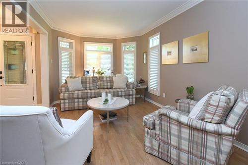 Crown molding accents throughout - 470 Amanda Crescent, Burlington, ON - Indoor Photo Showing Living Room