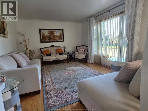 3767 Turner, Windsor, ON - Indoor Photo Showing Living Room