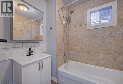299 Bay Street N, Hamilton, ON - Indoor Photo Showing Bathroom