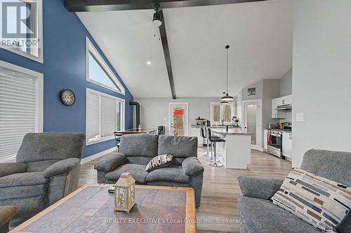 575 Hart Road, Callander, ON - Indoor Photo Showing Living Room