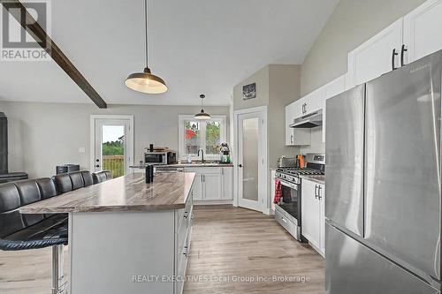 575 Hart Road, Callander, ON - Indoor Photo Showing Kitchen With Upgraded Kitchen