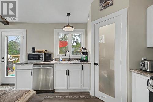 575 Hart Road, Callander, ON - Indoor Photo Showing Kitchen