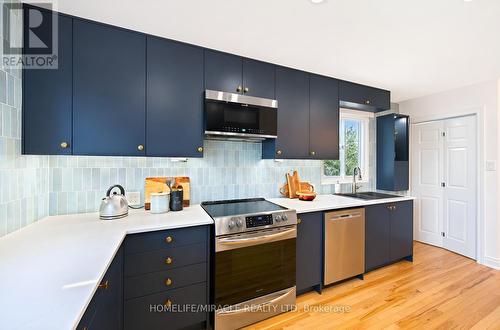 2108 Falmouth Terrace, Burlington, ON - Indoor Photo Showing Kitchen With Upgraded Kitchen