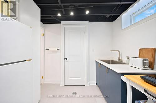 2108 Falmouth Terrace, Burlington, ON - Indoor Photo Showing Kitchen