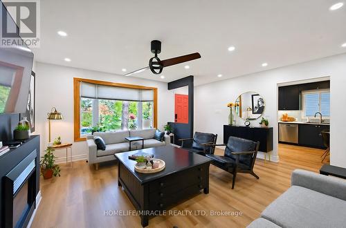 2108 Falmouth Terrace, Burlington, ON - Indoor Photo Showing Living Room