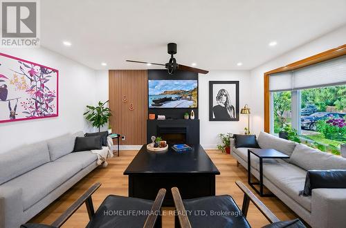 2108 Falmouth Terrace, Burlington, ON - Indoor Photo Showing Living Room
