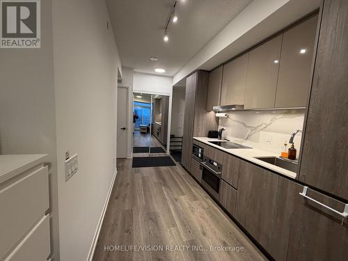 3207 - 8 Interchange Way, Vaughan, ON - Indoor Photo Showing Kitchen
