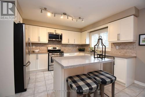 Breakfast bar - 470 Amanda Crescent, Burlington, ON - Indoor Photo Showing Kitchen