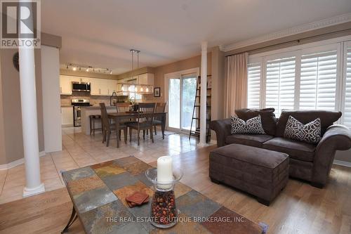 Family room and kitchen - 470 Amanda Crescent, Burlington, ON - Indoor Photo Showing Living Room