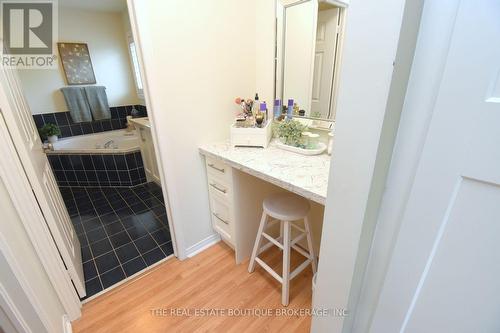 Master bedroom make up table - 470 Amanda Crescent, Burlington, ON - Indoor Photo Showing Bathroom