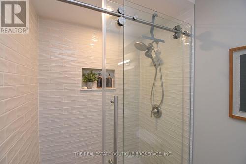 Lower level oversize shower - 470 Amanda Crescent, Burlington, ON - Indoor Photo Showing Bathroom