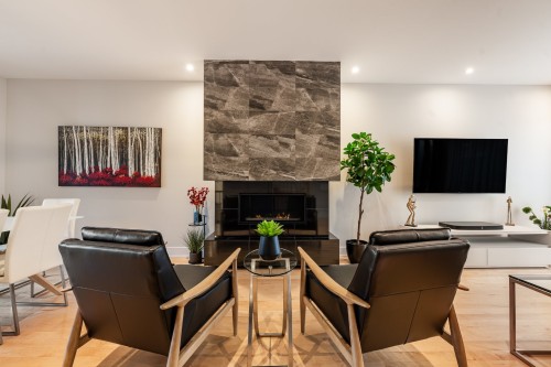 Salon - 345 Rue Narbonne, Sainte-Julie, QC - Indoor With Fireplace