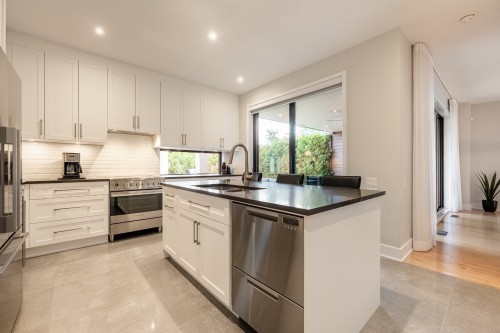 Cuisine - 345 Rue Narbonne, Sainte-Julie, QC - Indoor Photo Showing Kitchen With Upgraded Kitchen