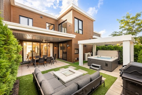Cour - 345 Rue Narbonne, Sainte-Julie, QC - Outdoor With Exterior