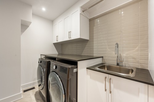 Salle de lavage - 345 Rue Narbonne, Sainte-Julie, QC - Indoor Photo Showing Laundry Room