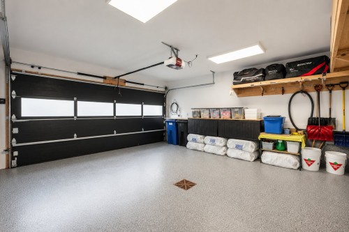 Garage - 345 Rue Narbonne, Sainte-Julie, QC - Indoor Photo Showing Garage