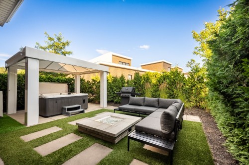 Cour - 345 Rue Narbonne, Sainte-Julie, QC - Outdoor With Backyard