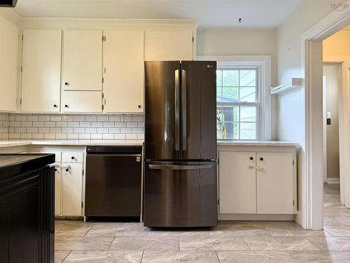 5 Elmwood Drive, Amherst, NS - Indoor Photo Showing Kitchen