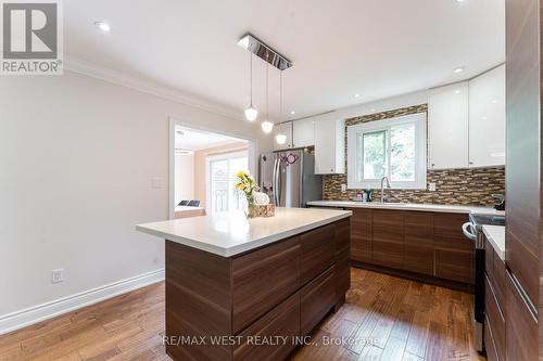 3098 Driftwood Drive, Burlington, ON - Indoor Photo Showing Kitchen With Upgraded Kitchen