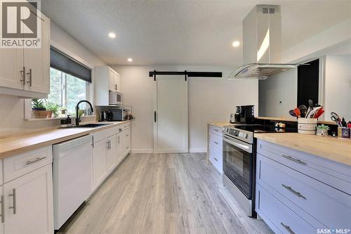 34 Elmwood Place, Regina, SK - Indoor Photo Showing Kitchen