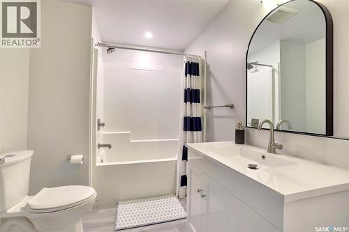 34 Elmwood Place, Regina, SK - Indoor Photo Showing Bathroom