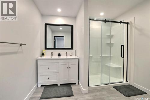 34 Elmwood Place, Regina, SK - Indoor Photo Showing Bathroom