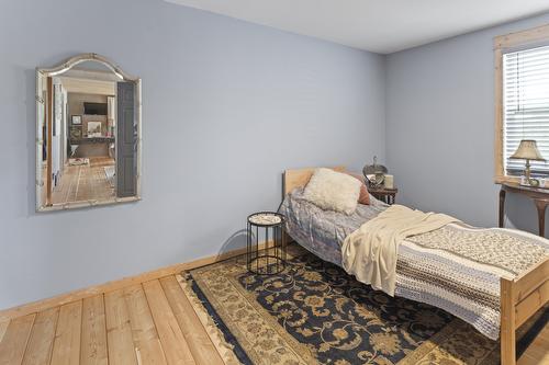 711 Ibbitson Street, Creston, BC - Indoor Photo Showing Bedroom