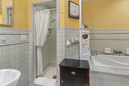 711 Ibbitson Street, Creston, BC - Indoor Photo Showing Bathroom