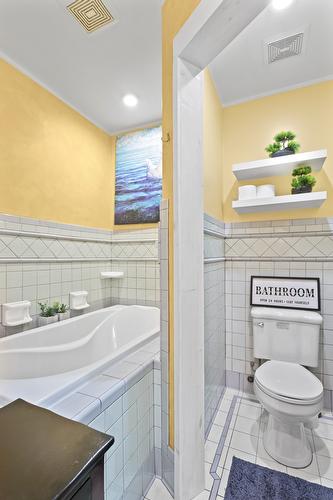 711 Ibbitson Street, Creston, BC - Indoor Photo Showing Bathroom