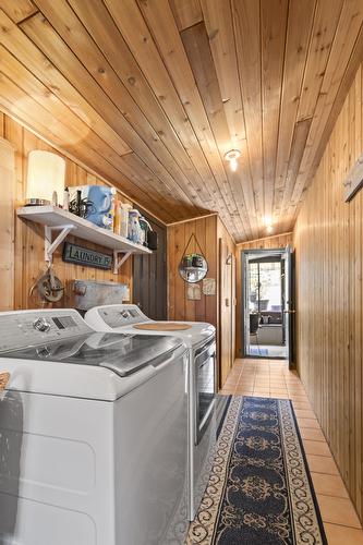 711 Ibbitson Street, Creston, BC - Indoor Photo Showing Laundry Room