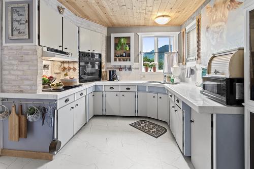711 Ibbitson Street, Creston, BC - Indoor Photo Showing Kitchen