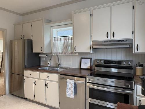 228 Cottage Street, New Glasgow, NS - Indoor Photo Showing Kitchen With Double Sink