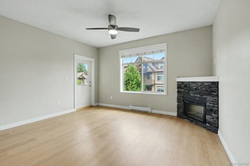#307-2117 Meredith Rd, Nanaimo, BC - Indoor With Fireplace