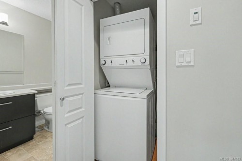 #307-2117 Meredith Rd, Nanaimo, BC - Indoor Photo Showing Laundry Room