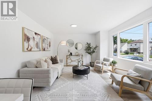156 E 36Th Street, Hamilton, ON - Indoor Photo Showing Living Room