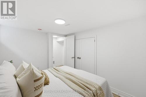 156 E 36Th Street, Hamilton, ON - Indoor Photo Showing Bedroom