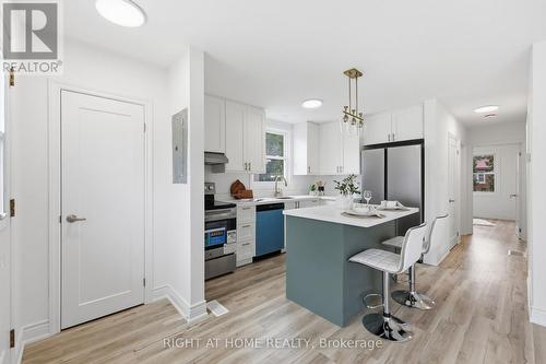 156 E 36Th Street, Hamilton, ON - Indoor Photo Showing Kitchen With Upgraded Kitchen