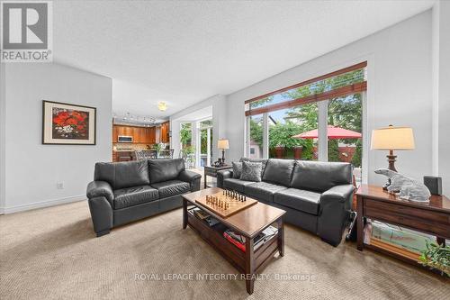 40 Bon Echo Crescent, Ottawa, ON - Indoor Photo Showing Living Room
