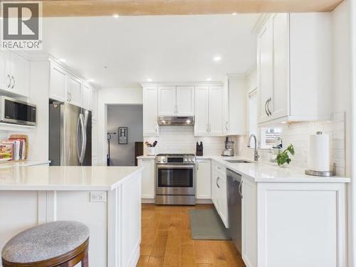 3400 Ontario Ave, Powell River, BC - Indoor Photo Showing Kitchen With Upgraded Kitchen