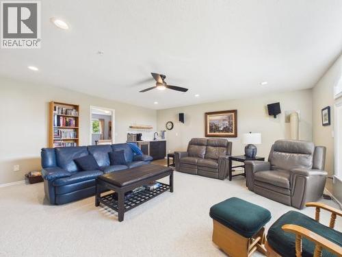 3400 Ontario Ave, Powell River, BC - Indoor Photo Showing Living Room