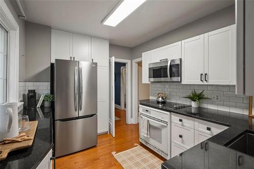 398 Kingston Cr, Winnipeg, MB - Indoor Photo Showing Kitchen With Upgraded Kitchen