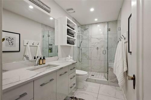 398 Kingston Cr, Winnipeg, MB - Indoor Photo Showing Bathroom