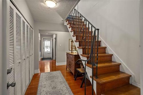 398 Kingston Cr, Winnipeg, MB - Indoor Photo Showing Other Room