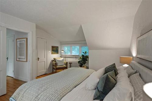 398 Kingston Cr, Winnipeg, MB - Indoor Photo Showing Bedroom