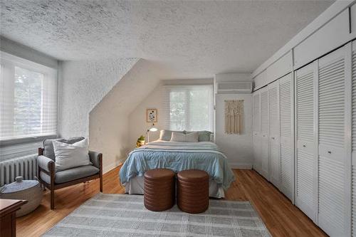 398 Kingston Cr, Winnipeg, MB - Indoor Photo Showing Bedroom
