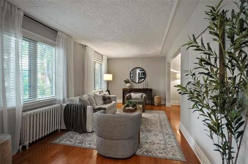398 Kingston Cr, Winnipeg, MB - Indoor Photo Showing Living Room