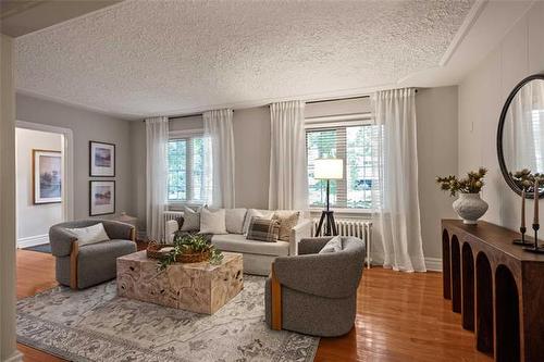 398 Kingston Cr, Winnipeg, MB - Indoor Photo Showing Living Room